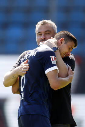 09 05 2021, Football Season 2020 21 2 Bundesliga, 32 Matchday, VFL Bochum Jahn Regensburg 5 1 Coach Thomas REIS VFL takes his captain Anthony LOSILLA VFL in his arms after the final whistle.