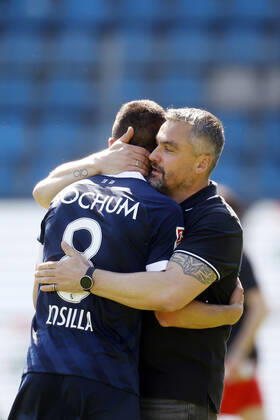 09 05 2021, Football Season 2020 21 2 Bundesliga, 32 Matchday, VFL Bochum Jahn Regensburg 5 1 Coach Thomas REIS VFL takes his captain Anthony LOSILLA VFL in his arms after the final whistle.