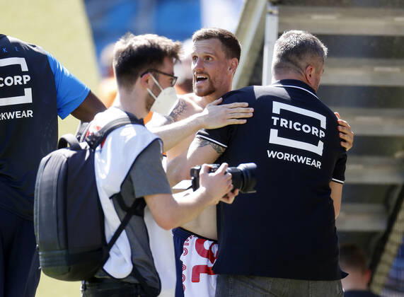 09 05 2021, Football Season 2020 21 2 Bundesliga, 32 Matchday, VFL Bochum Jahn Regensburg 5 1 Coach Thomas REIS VFL re takes Simon ZOLLER VFL 2 v re in his arms after the final whistle.