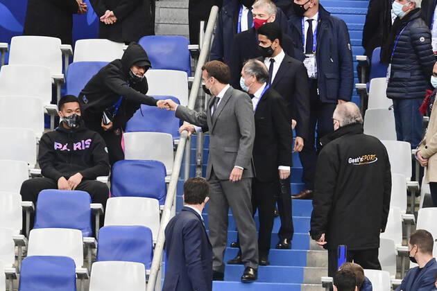 Sport Bilder des Tages check entre Emmanuel Macron - President de la Republique Francaise et Neymar Jr (PSG) FOOTBALL : Finale de la Coupe de France - Monaco vs PSG - 19 05 2021 JBAutissier Panoramic 