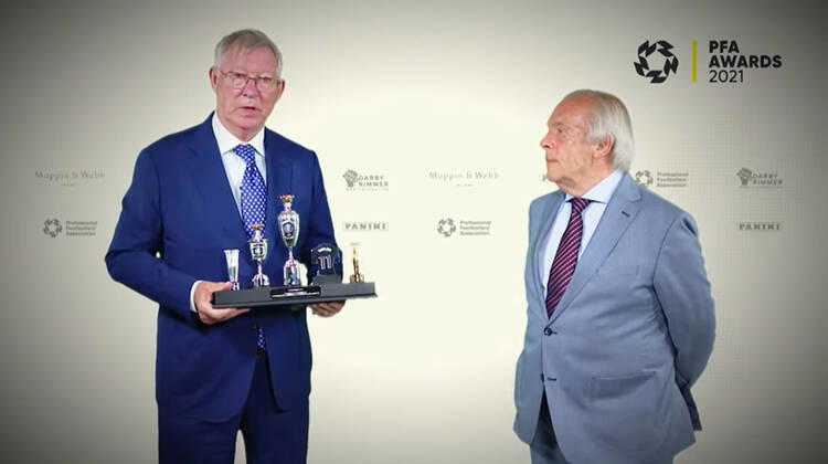 Fußball, Gordon Taylor erhält den PFA Merit Award von Sir Alex Ferguson