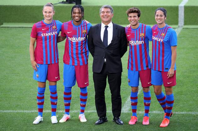 Fußball, FC Barcelona präsentiert Trikot der kommenden Saison 2021 2022