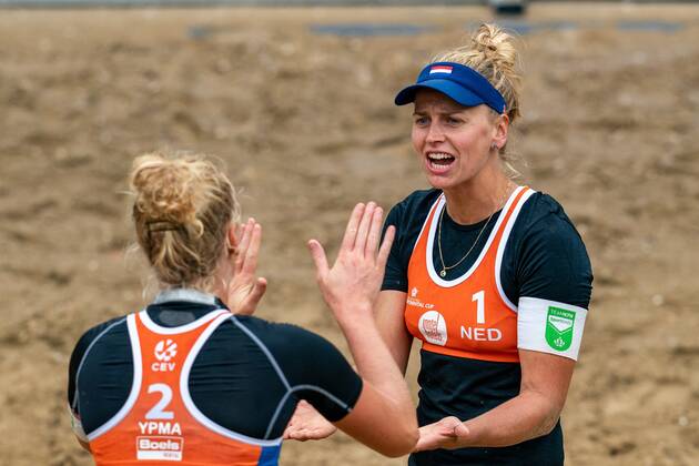 SCHEVENINGEN Marleen Ramond van Iersel R and Pleun Ypma win Norway s first match during the semi finals of the Continental Cup Final Beach Volleyball The tournament is the last opportunity for participants to qualify for the Olympic Games ANP RONALD HOOGENDOORN xVIxANPxSportx xxANPxIVx 433030964
