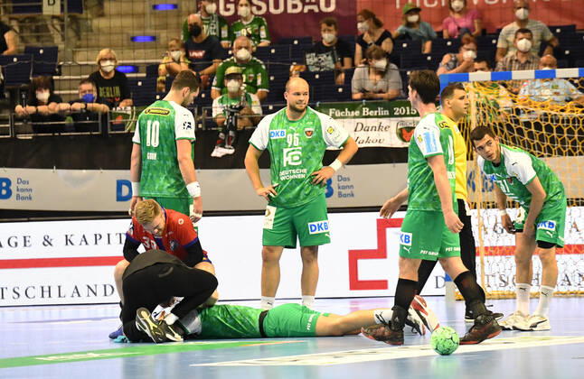 Handball, men, 2020 2021 season, 1 Bundesliga 38 matchday , Füchse Berlin Bergischer HC, Fabian Wiede Füchse Berlin will be treated, 27 06 2021, Copyright: xSebastianxRäppold MatthiasxKochx