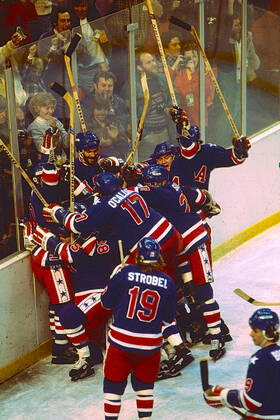 1980 Olympic Winter games, Winterspiele,Spiele, Summer games USA Ice hockey, Eishockey Team USA celebrates winning the gold medal over Finland in the Men s Ice Hockey final at the 1980 Olympic Winter Games. Lake Placid New York United States Copyright: xPaulxJxSutton DUOMO PCNx IH0101_001949