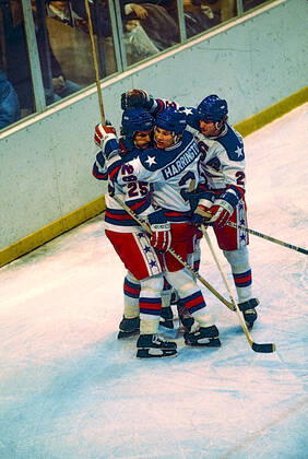 1980 Olympic Winter games, Winterspiele,Spiele, Summer games USA Ice hockey, Eishockey Team USA celebrtes during a game against the USSR in the Men s Ice Hockey semi-final at the 1980 Olympic Winter Games. Lake Placid New York United States Copyright: xPaulxJxSutton DUOMO PCNx IH0101_064136