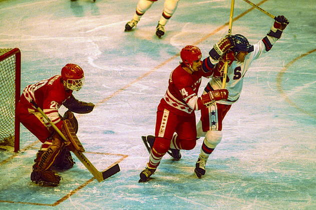 1980 Olympic Winter games, Winterspiele,Spiele, Summer games USA Ice hockey, Eishockey Action during a game Team USA against the USSR in the Men s Ice Hockey semi-final at the 1980 Olympic Winter Games. Lake Placid New York United States Copyright: xPaulxJxSutton DUOMO PCNx IH0101_106186