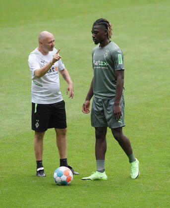 Co coach Oliver Neuville Borussia Moenchengladbach , left , with Kouadio Kone, Manu Kone Borussia Moenchengladbach 04 07 2021, Football GER, Season 2021 2022, 1 Bundesliga, Training Borussia Mönchengladbach at Borussia Park, , Photo Weis TEAM2sportphoto Moenchengladbach Nordrhein Westfalen Germany Team2