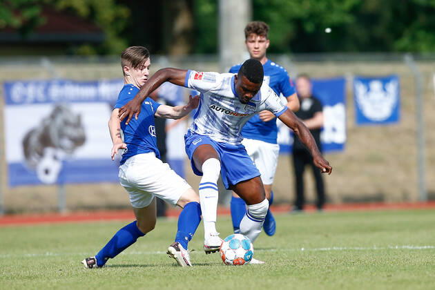 07 07 2021, xtgx, football test match, MSV Neuruppin Hertha BSC Berlin emspor, v l Jhon Cordoba Hertha, 15 sets through duel, duel, fight, tackle DFL DFB REGULATES PROHIBIT ANY USE OF PHOTOGRAPHS as IMAGE SEQUENCES and or QUASI VIDEO Neuruppin