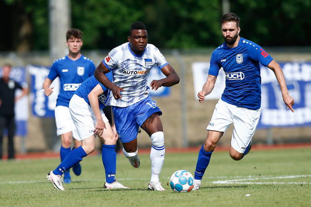 07 07 2021, xtgx, football test match, MSV Neuruppin Hertha BSC Berlin emspor, v l Jhon Cordoba Hertha, 15 sets through duel, duel, fight, tackle DFL DFB REGULATES PROHIBIT ANY USE OF PHOTOGRAPHS as IMAGE SEQUENCES and or QUASI VIDEO Neuruppin