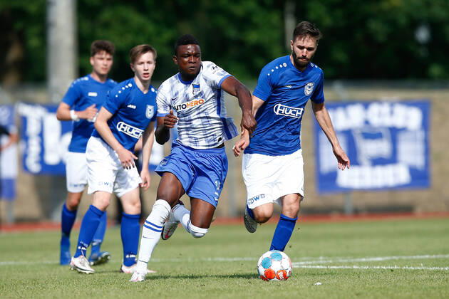 07 07 2021, xtgx, football test match, MSV Neuruppin Hertha BSC Berlin emspor, v l Jhon Cordoba Hertha, 15 , Lukas Kraeft Neuruppin, 13 duel, duel, fight, tackle DFL DFB REGULATIONS PROHIBIT ANY USE OF PHOTOGRAPHS as IMAGE SEQUENCES and or QUASI VIDEO Neuruppin