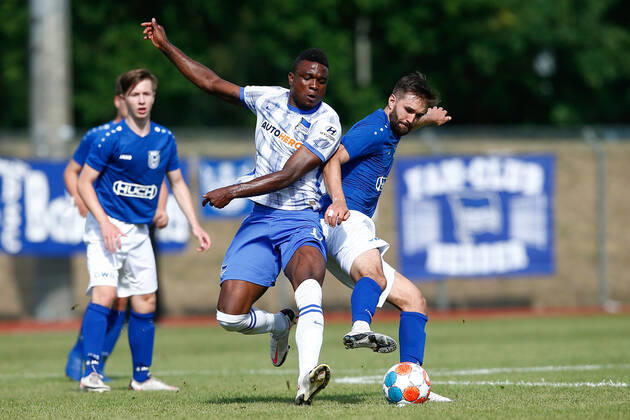 07 07 2021, xtgx, football test match, MSV Neuruppin Hertha BSC Berlin emspor, v l Jhon Cordoba Hertha, 15 , Lukas Kraeft Neuruppin, 13 duel, duel, fight, tackle DFL DFB REGULATIONS PROHIBIT ANY USE OF PHOTOGRAPHS as IMAGE SEQUENCES and or QUASI VIDEO Neuruppin