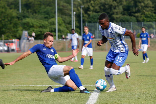 07 07 2021, xtgx, football test match, MSV Neuruppin Hertha BSC Berlin emspor, v l Jhon Cordoba Hertha, 15 sets through duel, duel, fight, tackle DFL DFB REGULATES PROHIBIT ANY USE OF PHOTOGRAPHS as IMAGE SEQUENCES and or QUASI VIDEO Neuruppin