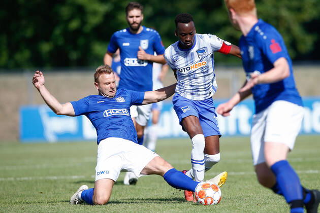 07 07 2021, xtgx, football test match, MSV Neuruppin Hertha BSC Berlin emspor, v l Markus Lemke Neuruppin, 11 , Dodi Lukebakio Hertha, 11 duel, duel, fight, tackle DFL DFB REGULATIONS PROHIBIT ANY USE OF PHOTOGRAPHS as IMAGE SEQUENCES and or QUASI VIDEO Neuruppin