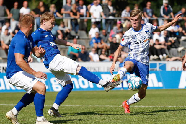 07 07 2021, xtgx, football test match, MSV Neuruppin Hertha BSC Berlin emspor, v l Robin Hink Neuruppin, 15 , Anton Kade Hertha, 43 duel, duel, fight, tackle DFL DFB REGULATES PROHIBIT ANY USE OF PHOTOGRAPHS as IMAGE SEQUENCES and or QUASI VIDEO Neuruppin