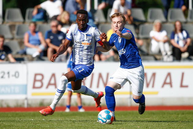 07 07 2021, xtgx, football test match, MSV Neuruppin Hertha BSC Berlin emspor, v l Dodi Lukebakio Hertha, 11 , Robin Hink Neuruppin, 15 duel, duel, fight, tackle DFL DFB REGULATIONS PROHIBIT ANY USE OF PHOTOGRAPHS as IMAGE SEQUENCES and or QUASI VIDEO Neuruppin