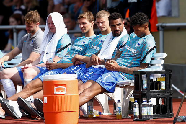 07 07 2021, xtgx, football test match, MSV Neuruppin Hertha BSC Berlin emspor, v l DFL Niklas Stark Hertha, 5 , Marton Dardai Hertha, 31 , Kevin Prince Boateng Hertha, 27 , Davie Selke Hertha, 7 mit handy auf der Bank DFB REGULATIONS PROHIBIT ANY USE OF PHOTOGRAPHS as IMAGE SEQUENCES and or QUASI VIDEO Neuruppin