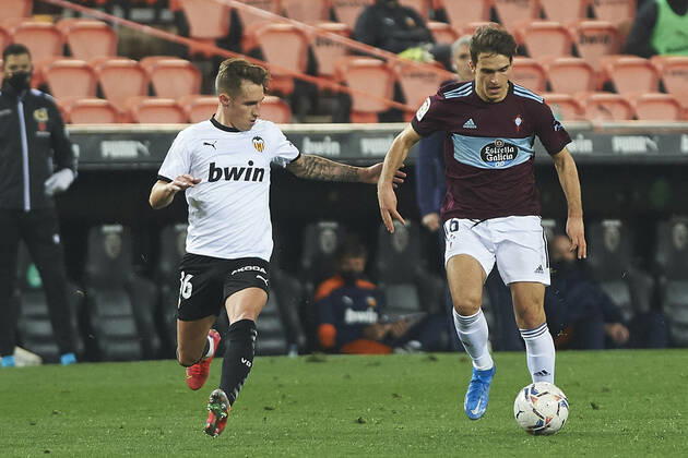 20 02 2021, Valencia, Spain, Mestalla, FC Valencia vs Celta Vigo La Liga, Denis Suarez Celta Vigo and Alex Blanco FC Valencia in duel Photo EU Images Valencia Mestalla Spain  eu-images-584