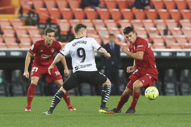 21 01 2021, Valencia, Spain, Mestalla, FC Valencia vs CA Osasuna La Liga, Kevin Gameiro FC Valencia and Facundo Roncaglia CA Osasuna and Inigo Perez CA Osasuna in duel Foto EU Images Valencia Mestalla Spain  eu-images-584