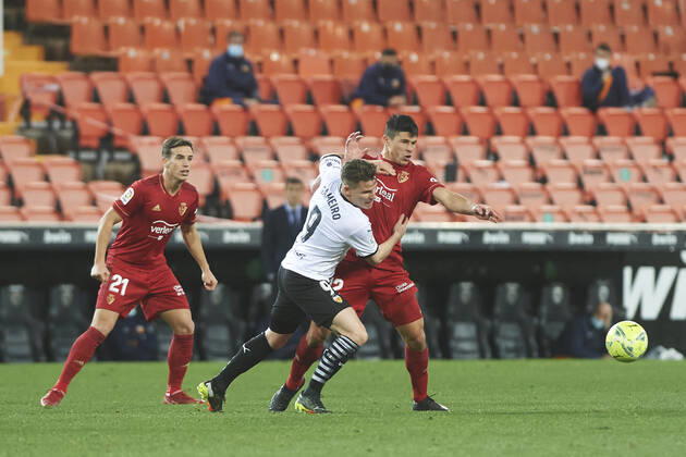 21 01 2021, Valencia, Spain, Mestalla, FC Valencia vs CA Osasuna La Liga, Kevin Gameiro FC Valencia and Facundo Roncaglia CA Osasuna and Inigo Perez CA Osasuna in duel Foto EU Images Valencia Mestalla Spain  eu-images-584
