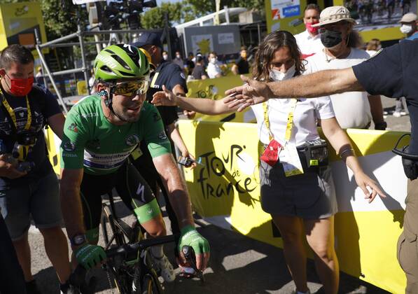 CARCASSONNE, FRANCE - JULY 09 : CAVENDISH Mark (GBR) of DECEUNINCK - QUICK-STEP celebrates the win during stage 13 of the 108th edition of the 2021 Tour de France cycling race, a stage of 219,9 kms between Nimes and Carcassonne. on July 9, 2021 in Carcassonne, France, 9 07 2021 CYCLISME : Tour de France 2021 - Etape 13 - Nimes to Carcassonne - 09 07 2021 PHOTONEWS PANORAMIC