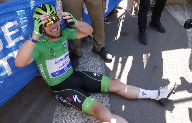 CARCASSONNE, FRANCE - JULY 09 : CAVENDISH Mark (GBR) of DECEUNINCK - QUICK-STEP celebrates the win during stage 13 of the 108th edition of the 2021 Tour de France cycling race, a stage of 219,9 kms between Nimes and Carcassonne. on July 9, 2021 in Carcassonne, France, 9 07 2021 CYCLISME : Tour de France 2021 - Etape 13 - Nimes to Carcassonne - 09 07 2021 PHOTONEWS PANORAMIC