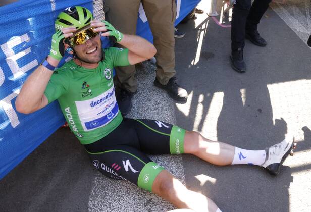 CARCASSONNE, FRANCE - JULY 09 : CAVENDISH Mark (GBR) of DECEUNINCK - QUICK-STEP celebrates the win during stage 13 of the 108th edition of the 2021 Tour de France cycling race, a stage of 219,9 kms between Nimes and Carcassonne. on July 9, 2021 in Carcassonne, France, 9 07 2021 CYCLISME : Tour de France 2021 - Etape 13 - Nimes to Carcassonne - 09 07 2021 PHOTONEWS PANORAMIC