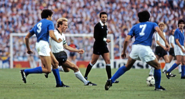 11 07 82 Italy Germany Spain, Madrid, 11 07 1982, Football, FIFA World Cup 1982 in Spain, Final, Italy FRG Germany DFB 3 1 v l Giuseppe Bergomi Italy , Karl Heinz Rummenigge Germany , Arnaldo Coelho Referee , Gaetano Scirea Italy