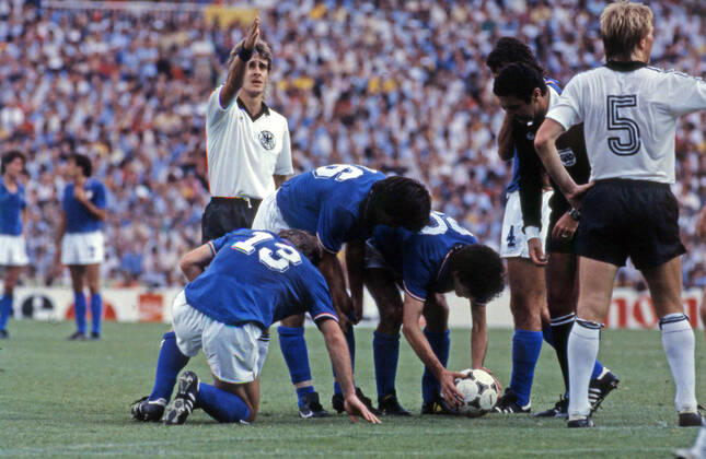 11 07 82 Italy Germany Spain, Madrid, 11 07 1982, Football, FIFA World Cup 1982 in Spain, Final, Italy FRG Germany DFB 3 1 f l Pierre Littbarski Germany , Gabriele Oriali, Bruno Conti, Paolo Rossi all Italy , Arnaldo Coelho Referee
