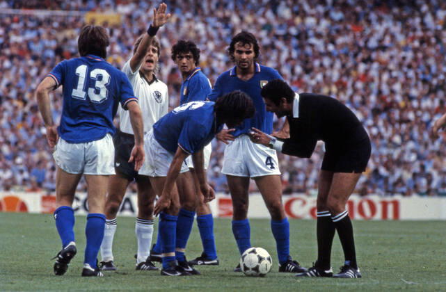 11 07 82 Italy Germany Spain, Madrid, 11 07 1982, Football, FIFA World Cup 1982 in Spain, Final, Italy FRG Germany DFB 3 1 f l Gabriele Oriali Italy , Pierre Littbarski Germany , Paolo Rossi, Bruno Conti, Antonio Cabrini all Italy , Arnaldo Coelho Referee