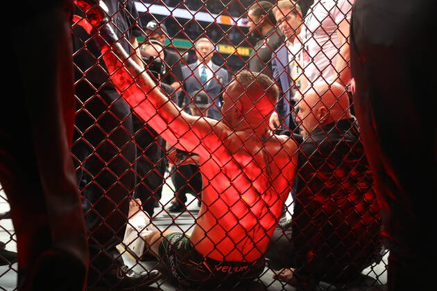 UFC 264, T-Mobile Arena, Las Vegas, Nevada, USA 10 7 2021 Dustin Poirier vs Conor McGregor Conor McGregor is helped to his feet and put on a stretcher after injuring his ankle Conor McGregor is helped to his feet and put on a stretcher after injuring his ankle 10 7 2021  Copyright: x INPHO TomxHoganx UFC264_534_Hoganphotos