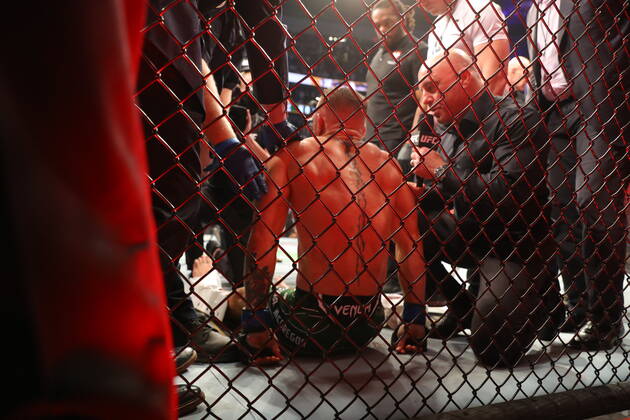 UFC 264, T-Mobile Arena, Las Vegas, Nevada, USA 10 7 2021 Dustin Poirier vs Conor McGregor Conor McGregor is helped to his feet and put on a stretcher after injuring his ankle Conor McGregor is helped to his feet and put on a stretcher after injuring his ankle 10 7 2021  Copyright: x INPHO TomxHoganx UFC264_536_Hoganphotos