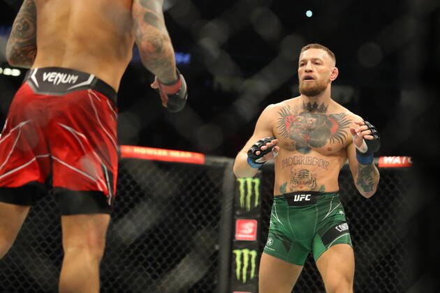 UFC 264, T-Mobile Arena, Las Vegas, Nevada, USA 10 7 2021 Dustin Poirier vs Conor McGregor Dustin Poirier in action against Conor McGregor Dustin Poirier in action against Conor McGregor 10 7 2021  Copyright: x INPHO TomxHoganx UFC264_522_Hoganphotos