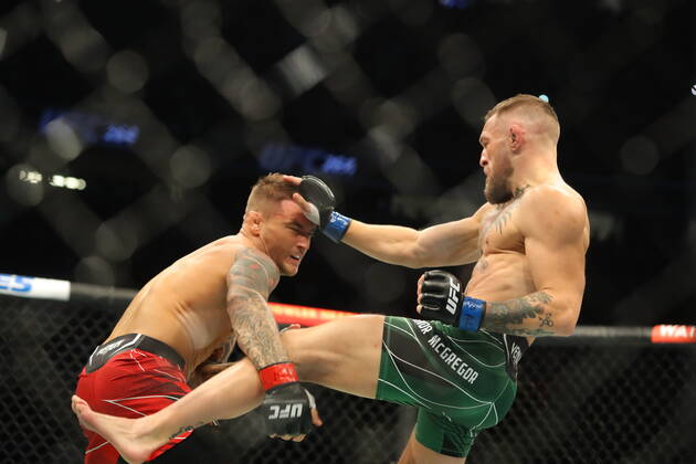 UFC 264, T-Mobile Arena, Las Vegas, Nevada, USA 10 7 2021 Dustin Poirier vs Conor McGregor Dustin Poirier in action against Conor McGregor Dustin Poirier in action against Conor McGregor 10 7 2021  Copyright: x INPHO TomxHoganx UFC264_524_Hoganphotos