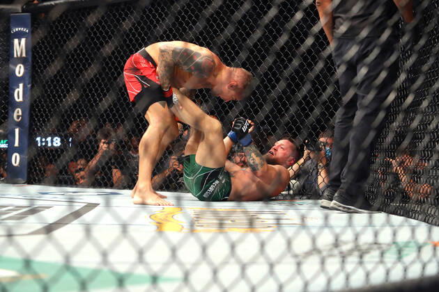 UFC 264, T-Mobile Arena, Las Vegas, Nevada, USA 10 7 2021 Dustin Poirier vs Conor McGregor Dustin Poirier in action against Conor McGregor Dustin Poirier in action against Conor McGregor 10 7 2021  Copyright: x INPHO TomxHoganx UFC264_525_Hoganphotos