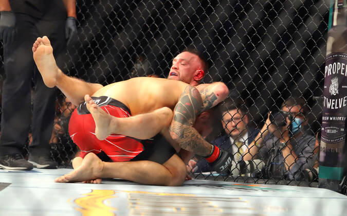 UFC 264, T-Mobile Arena, Las Vegas, Nevada, USA 10 7 2021 Dustin Poirier vs Conor McGregor Dustin Poirier in action against Conor McGregor Dustin Poirier in action against Conor McGregor 10 7 2021  Copyright: x INPHO TomxHoganx UFC264_527_Hoganphotos