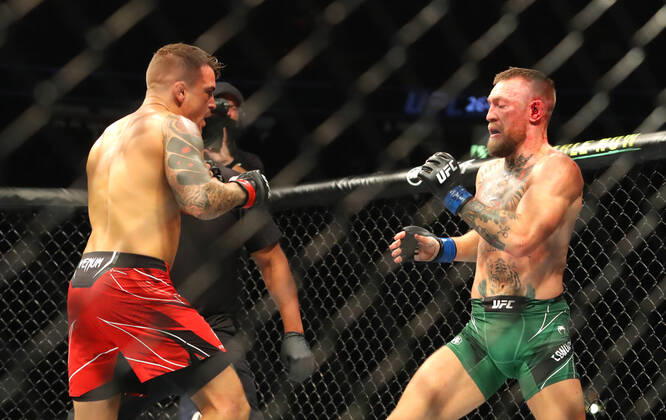 UFC 264, T-Mobile Arena, Las Vegas, Nevada, USA 10 7 2021 Dustin Poirier vs Conor McGregor Dustin Poirier in action against Conor McGregor Dustin Poirier in action against Conor McGregor 10 7 2021 Copyright: x INPHO TomxHoganx UFC264_528_Hoganphotos