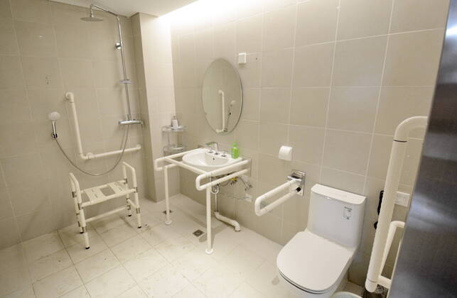 (210715) -- BEIJING, July 15, 2021 -- Picture taken on July 15, 2021 shows the barrier-free toilet facilities at the athletes village for the Beijing 2022 Paralympic Winter games, Winterspiele,Spiele, Summer games in Beijing s northwestern Yanqing district, China. ) (SP)CHINA-BEIJING 2022-VILLAGE BARRIER FREE INSPECTION (CN) LixXin 