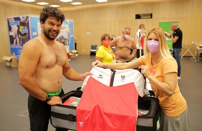 PARALYMPICS - OEPC, equipping Tokyo 2020 VIENNA,AUSTRIA,21.JUL.21 - PARALYMPICS - OEPC, equipping Paralympic Summer Games Tokyo 2020. Image shows Markus Swoboda (AUT) and Barbara Leitner (Erima). GEPAxpictures xWalterxLuger