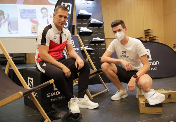 PARALYMPICS - OEPC, equipping Tokyo 2020 VIENNA,AUSTRIA,21.JUL.21 - PARALYMPICS - OEPC, equipping Paralympic Summer Games Tokyo 2020. Image shows Krisztian Gardos (AUT) and an employee of Salomon. GEPAxpictures xWalterxLuger