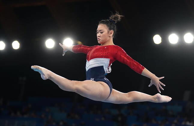 (210727) -- TOKYO, July 27, 2021 -- Sunisa Lee of the United States competes in the balance beam of the artistic gymnastics women s team final at the Tokyo 2020 Olympic Games, Olympische Spiele, Olympia, OS in Tokyo, Japan, July 27, 2021. ) (TOKYO2020)JAPAN-TOKYO-OLY-ARTISTIC GYMNASTICS-WOMEN S TEAM-FINAL ChengxMin
