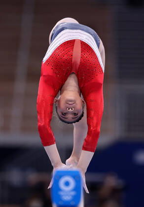 (210728) -- TOKYO, July 28, 2021 -- Sunisa Lee of the United States competes in the balance beam of the artistic gymnastics women s team final at the Tokyo 2020 Olympic Games, Olympische Spiele, Olympia, OS in Tokyo, Japan, July 27, 2021. ) (TOKYO2020)JAPAN-TOKYO-OLY-ARTISTIC GYMNASTICS-WOMEN S TEAM-FINAL CaoxCan