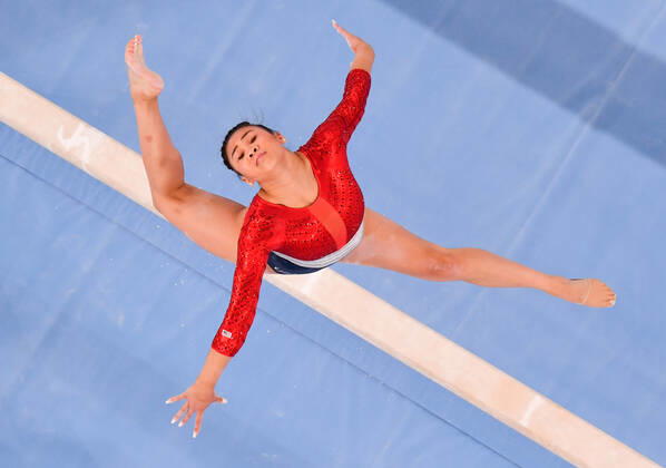 (210728) -- TOKYO, July 28, 2021 -- Sunisa Lee of the United States competes in the balance beam of the artistic gymnastics women s team final at the Tokyo 2020 Olympic Games, Olympische Spiele, Olympia, OS in Tokyo, Japan, July 27, 2021. ) (TOKYO2020)XHTP-JAPAN-TOKYO-OLY-ARTISTIC GYMNASTICS-WOMEN S TEAM-FINAL ChengxMin