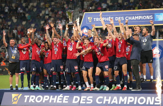 French Super Cup 2021 (Trophee Des Champions) - PSG Vs Lille Lille s players celebrate with the trophy after winning the French Champions Trophy (Trophee des Champions) final football match between Paris Saint-Germain (PSG) and Lille (LOSC) at the Bloomfield Stadium in Tel Aviv, Israel, on August 1, 2021 Tel Aviv Israel jebarah-notitle210801_npiPT Copyright: xRaddadxJebarahx
