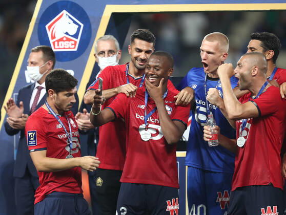 French Super Cup 2021 (Trophee Des Champions) - PSG Vs Lille Lille s players celebrate with the trophy after winning the French Champions Trophy (Trophee des Champions) final football match between Paris Saint-Germain (PSG) and Lille (LOSC) at the Bloomfield Stadium in Tel Aviv, Israel, on August 1, 2021 Tel Aviv Israel jebarah-notitle210801_np8ft Copyright: xRaddadxJebarahx