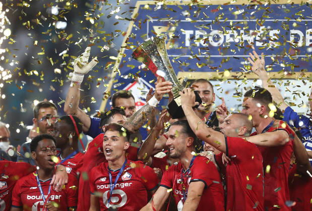 French Super Cup 2021 (Trophee Des Champions) - PSG Vs Lille Lille s players celebrate with the trophy after winning the French Champions Trophy (Trophee des Champions) final football match between Paris Saint-Germain (PSG) and Lille (LOSC) at the Bloomfield Stadium in Tel Aviv, Israel, on August 1, 2021 Tel Aviv Israel jebarah-notitle210801_npx9p Copyright: xRaddadxJebarahx