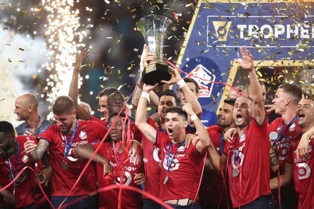 French Super Cup 2021 (Trophee Des Champions) - PSG Vs Lille Lille s players celebrate with the trophy after winning the French Champions Trophy (Trophee des Champions) final football match between Paris Saint-Germain (PSG) and Lille (LOSC) at the Bloomfield Stadium in Tel Aviv, Israel, on August 1, 2021 Tel Aviv Israel jebarah-notitle210801_npZ8t Copyright: xRaddadxJebarahx