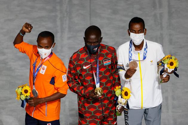 Tokio 2020 im Jahr 2021, Leichtathletik, Marathon, Herren, Siegerehrung, Eliud Kipchoge gewinnt Gold