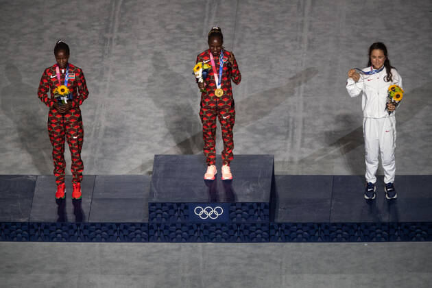 Tokio 2020 im Jahr 2021, Leichtathletik, Marathon, Damen, Siegerehrung, Peres Jepchirchir gewinnt Gold