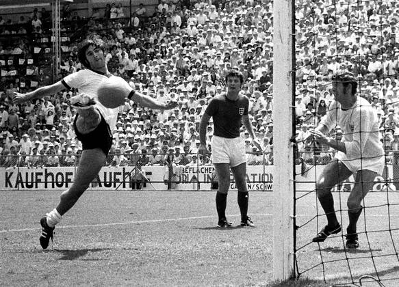 ARCHIVBILD Football, World Cup 1970 14 06 1970 Germany vs England 3 2 Gerd MUELLER left, Germany scores the goal to make it 3 2 PHOTO WEREK Press Picture Agency xxNOxMODELxRELEASExx